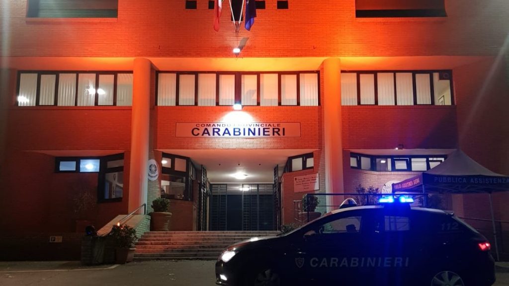Carabinieri: si illumina la caserma di viale Bracci che ospita "Una stanza tutte per s&eacute;"