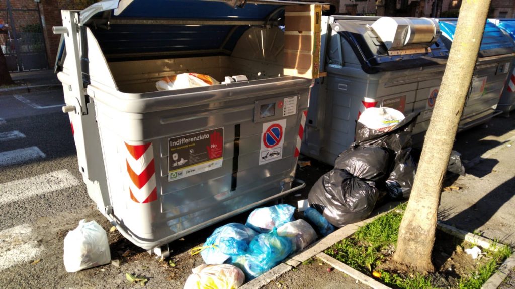 Degrado in Viale Mameli: sacchi della spazzatura abbandonati a bordo strada