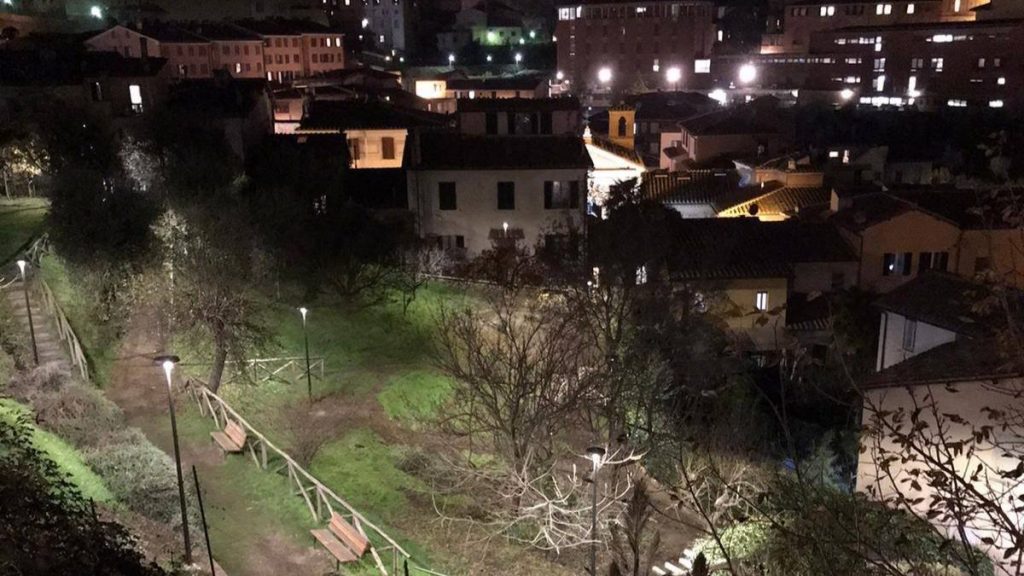 Nuova illuminazione per il giardino degli Orbachi