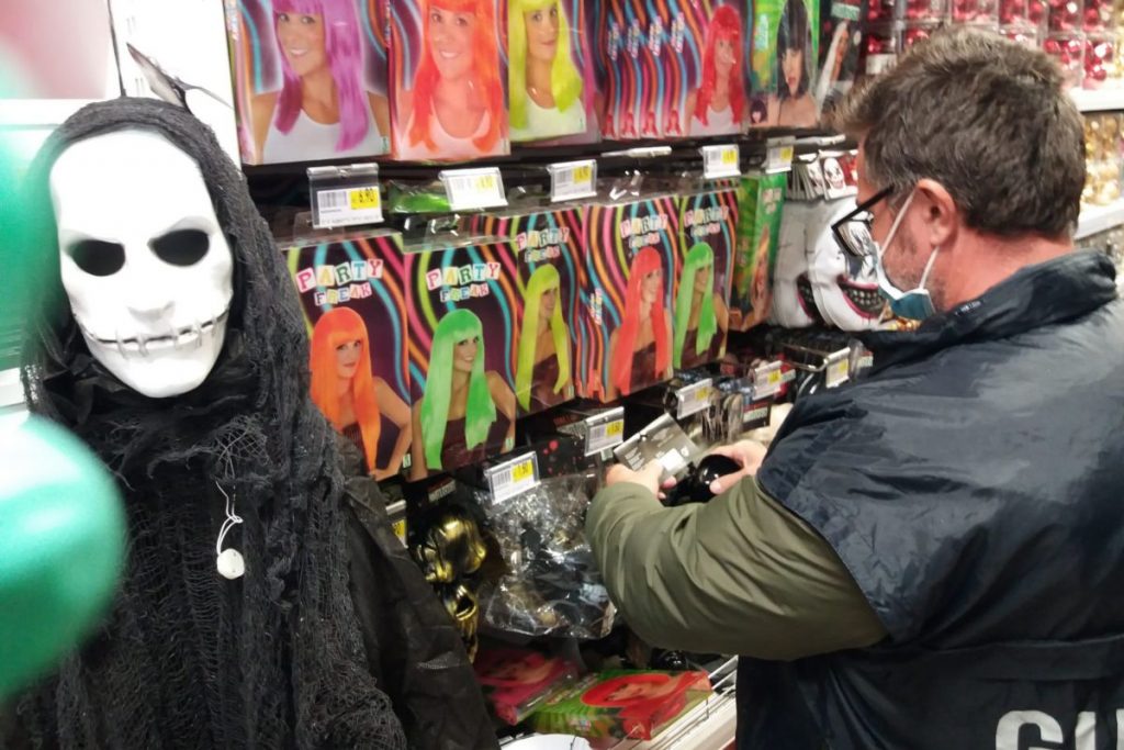 Dolcetto o scherzetto: Guardia di Finanza sequestra articoli di Halloween pericolosi