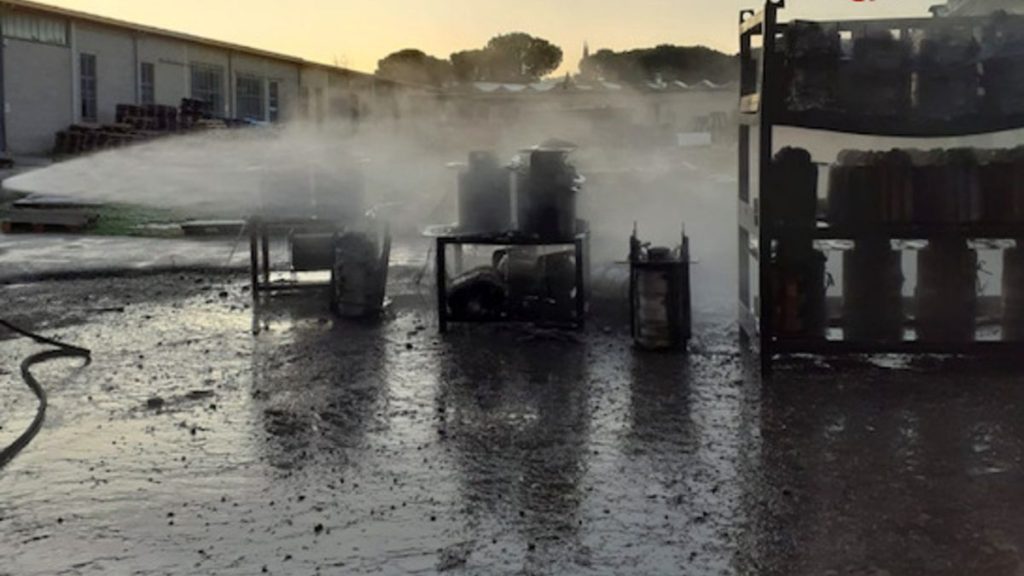 Poggibonsi, vigili del fuoco domano incendio