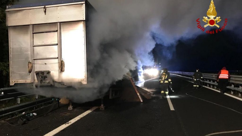 Camion prende fuoco sull'A1