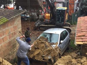 Frana in Fontebranda, iniziata la rimozione del materiale crollato