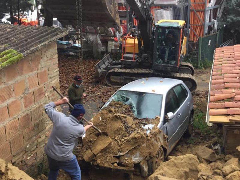 Frana in Fontebranda, iniziata la rimozione del materiale crollato