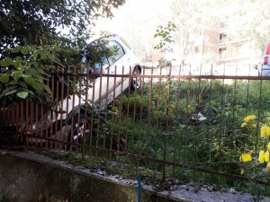 Macchina va giù in via Quinto Settano