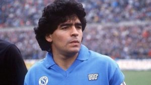 È morto Maradona. Giocò a Siena una delle prime partita in Italia