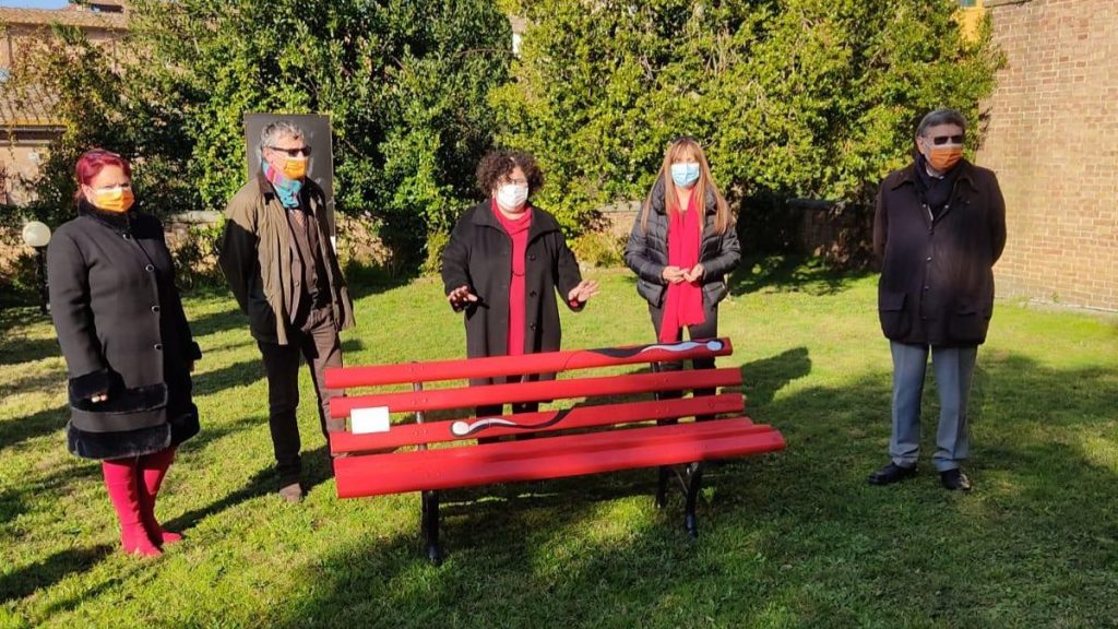 Area Verde Camollia Tribunale di Siena, inaugurata la "panchina rossa"