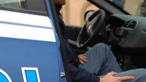 Controlli Covid: coppia di non conviventi in auto multata dalla Polizia