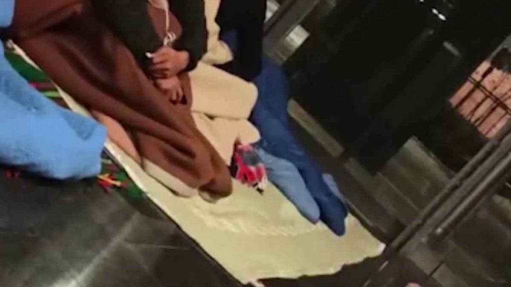 Dormono alla stazione, molti sono richiedenti asilo: l'inchiesta di Siena Tv