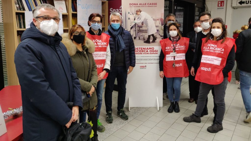 Colle di Val d'Elsa: il sindaco Donati, insieme all'assessore regionale Bezzini, dona per la ricerca