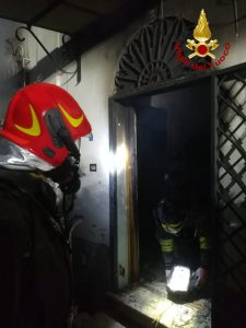 Prende fuoco appartamento in strada Vecchia dei Tufi