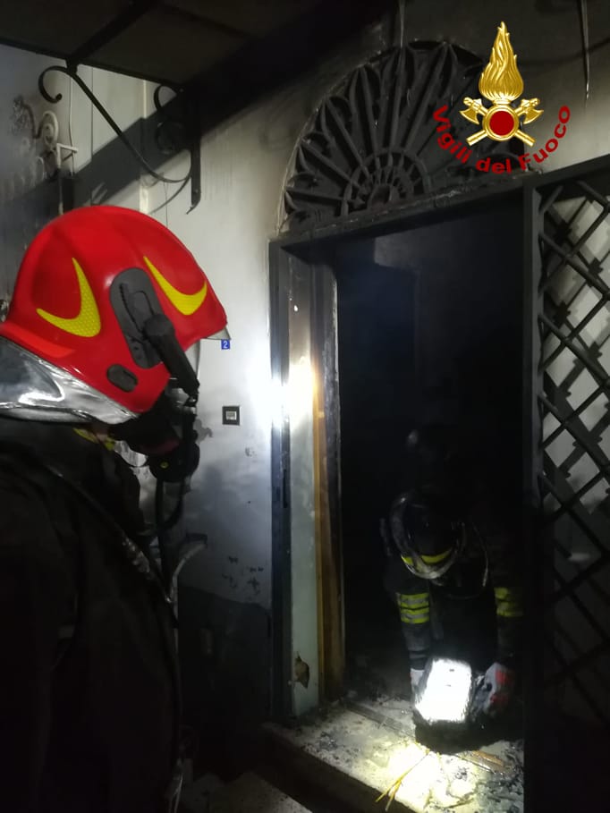 Prende fuoco appartamento in strada Vecchia dei Tufi