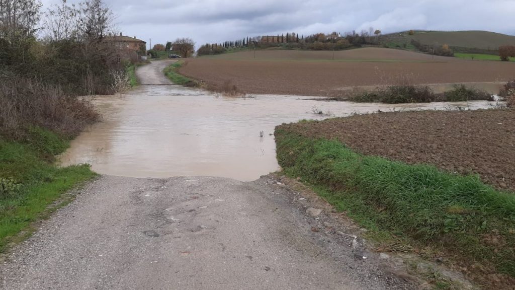 Maltempo: Caggiolo, la strada si allaga di nuovo e fa prigionieri gli abitanti