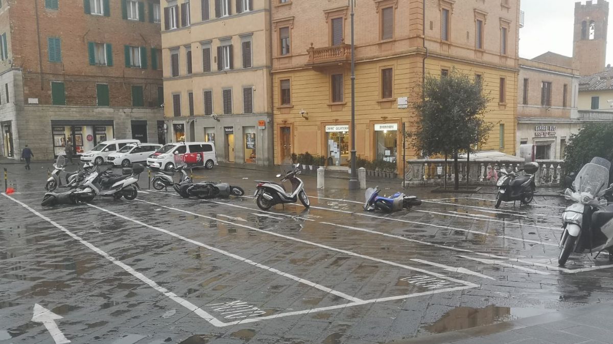 Il forte vento scaraventa a terra i motorini parcheggiati in Piazza della Posta
