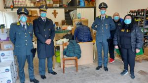 Gdf: donati alla Caritas centinaia di capi d'abbigliamento sottratti al mercato della contraffazione