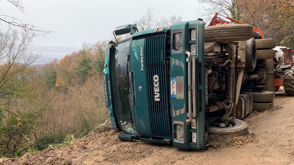 Luriano, si ribalta tir che trasporta legname. I residenti: "Strada distrutta, rischiamo la vita"