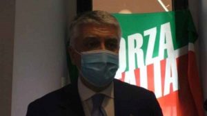 Spot elettorale su casalinghe a lavoro, bufera su Mallegni (Forza Italia)