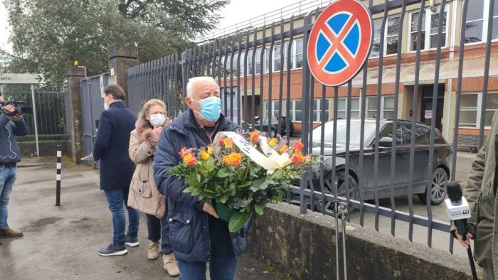 Morte Paolo Rossi, la moglie: "Se n'&egrave; andato tra le mie braccia. Sar&agrave; cremato"