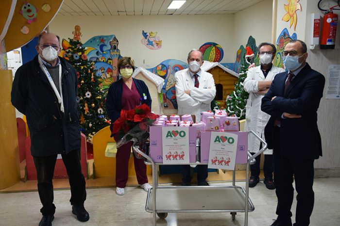 Natale, i volontari dell&rsquo;AVO donano pandori e panettoni ai piccoli pazienti delle Scotte