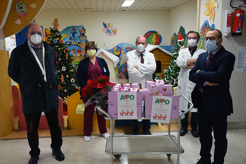 Natale, i volontari dell&rsquo;AVO donano pandori e panettoni ai piccoli pazienti delle Scotte