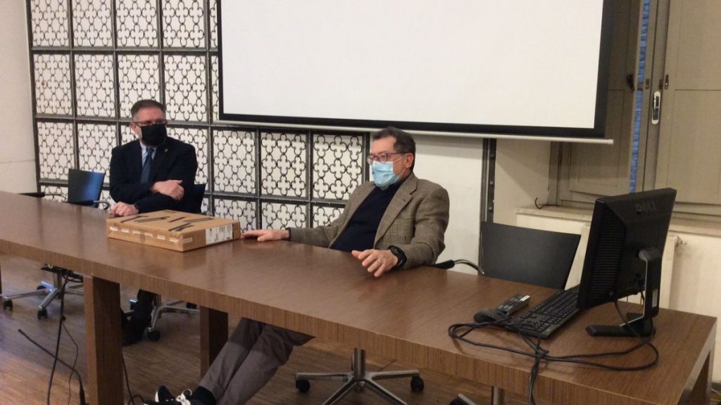 Le contrade donano pc al Comune per potenziare la digitalizzazione dell'offerta scolastica