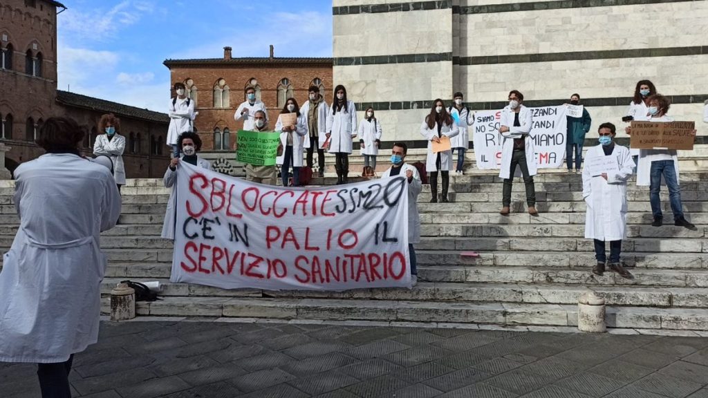In Piazza Duomo la protesta degli aspiranti specializzandi: "Sbloccate il concorso, servono medici come l'aria"