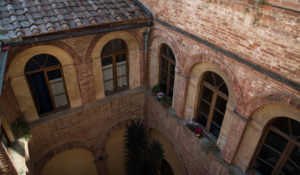 Tablet e "stanze degli abbracci" per gli ospiti delle RSA: aiuti grazie all'avviso della Sds Senese