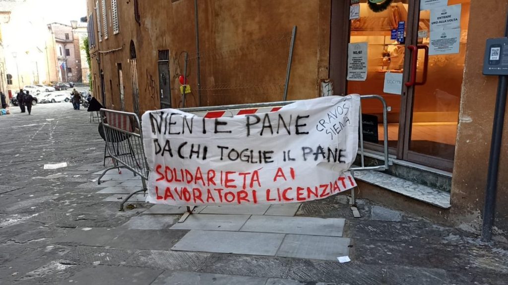 Sclavi, gli studenti universitari al fianco dei lavoratori licenziati