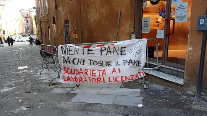 Sclavi, gli studenti universitari al fianco dei lavoratori licenziati
