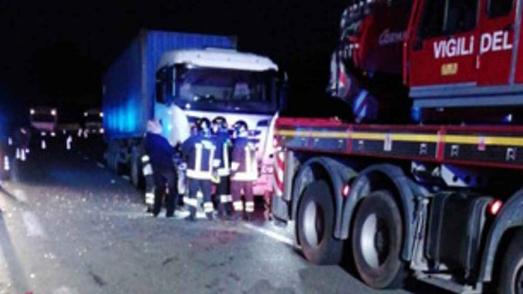 Incidente sulla Siena-Bettolle: tir tampona auto, un ferito