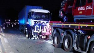 Incidente sulla Siena-Bettolle: tir tampona auto, un ferito