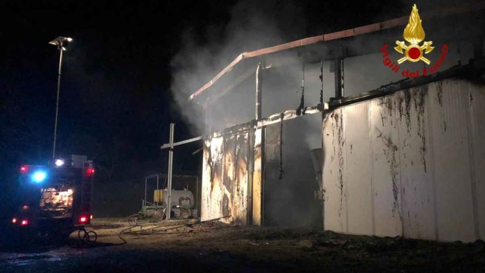 Prende fuoco un capannone da allevamento, coinvolti diversi animali