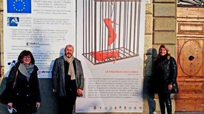"La violenza &egrave; una gabbia&rdquo; l'opera di Anna Izzo prosegue la staffetta nei comuni