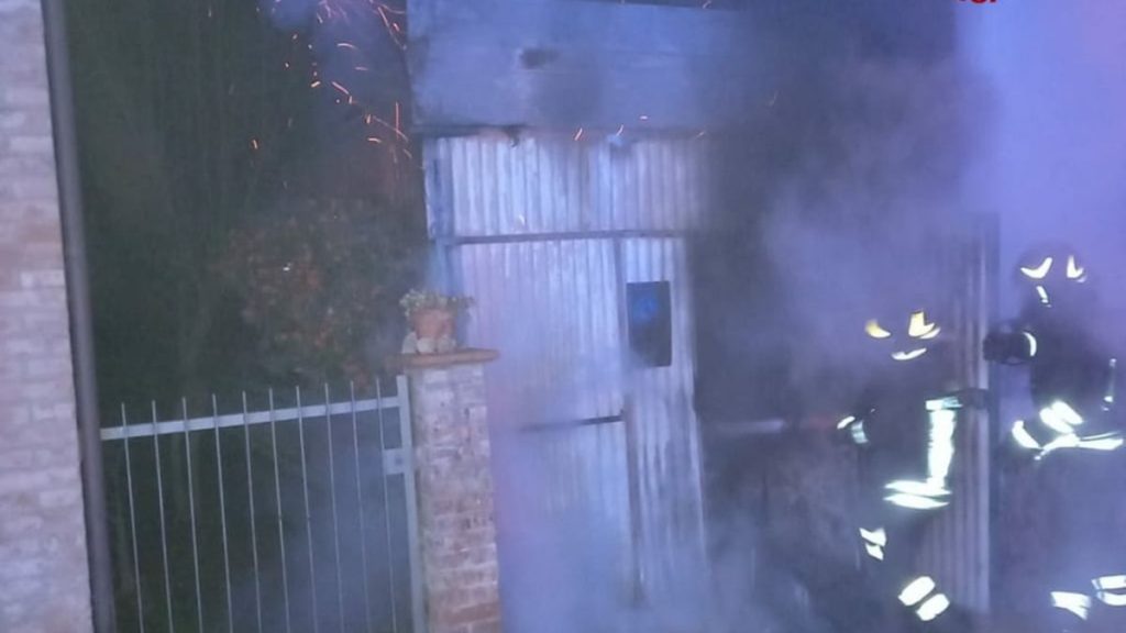 Poggibonsi, prende fuoco un box: danneggiati alcuni ciclomotori