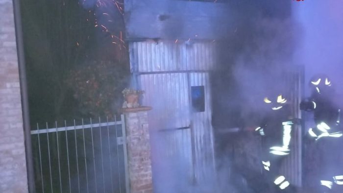 Poggibonsi, prende fuoco un box: danneggiati alcuni ciclomotori