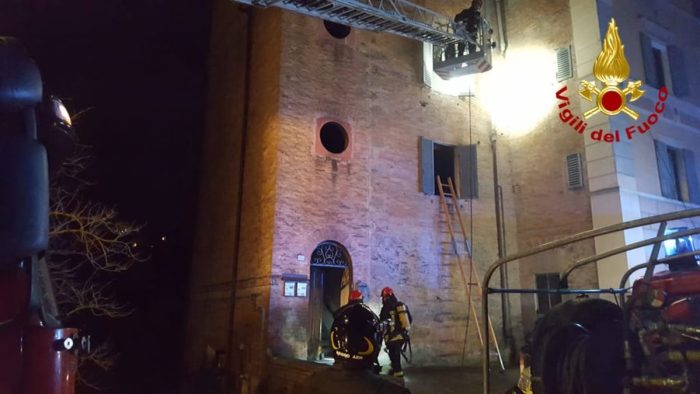Incendio in via Aretina, i Vigili del Fuoco salvano due persone