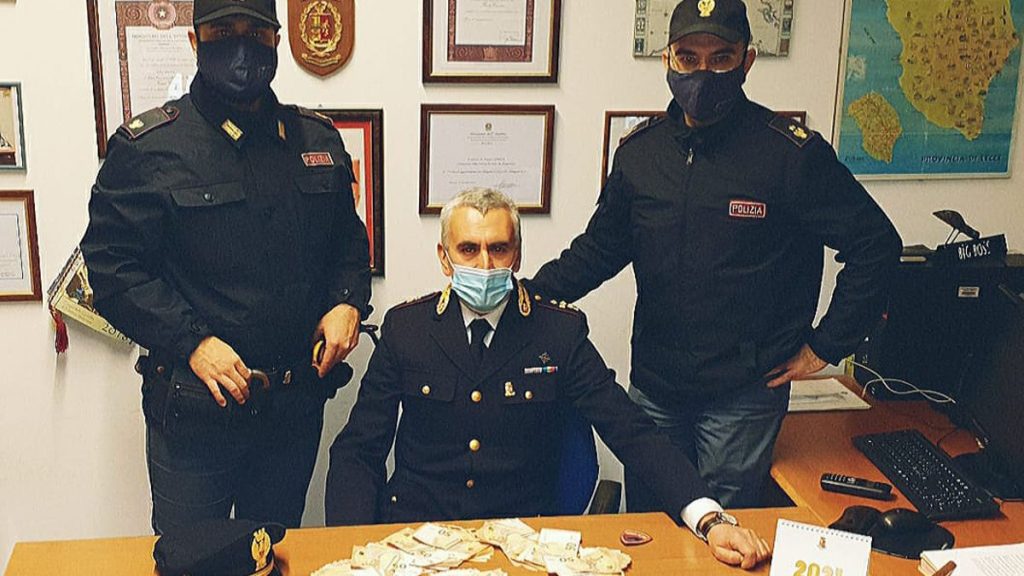 Ruba 12mila euro da un appartamento e picchia i poliziotti: arrestato 30enne