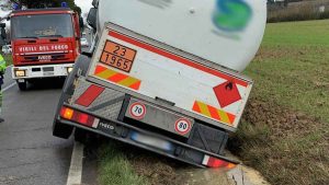 Autocisterna finisce fuori strada: intervengono i Vigili del Fuoco