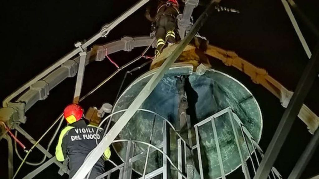 Drone rimane impigliato sulla Torre del Mangia, intervengono i Vigili del Fuoco