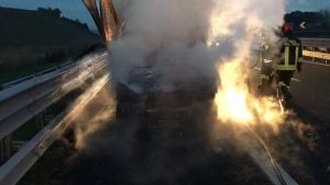 Montepulciano: furgone in fiamme sull'autostrada