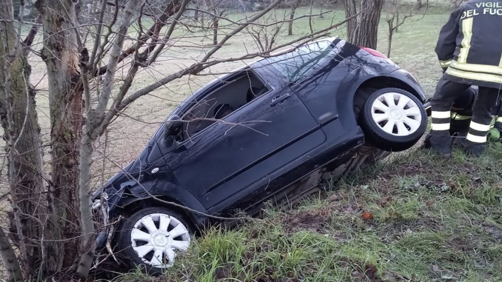 Macchina va fuori strada si ribalta, due persone salvate dai vigili del fuoco