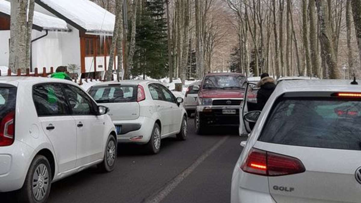 Amiata: lunghe file di auto, i carabinieri bloccano la strada