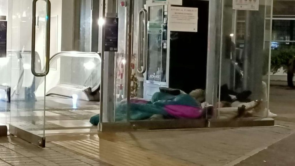 Senzatetto dorme all'ingresso della Risalita all'Antiporto
