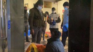 Volontari distribuiscono coperte ai senzatetto che dormono nella Risalita