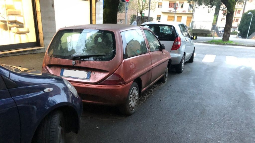 Auto abbandonata occupa parcheggio da tre anni: la rabbia dei cittadini