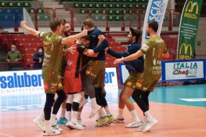 Ace e colpo di tacco di Della Lunga: Emma Villas Siena vince al tiebreak a Brescia