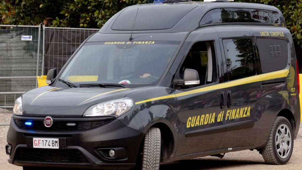 Trasporta latte senza autorizzazione, autocarro sanzionato dalla Guardia di Finanza