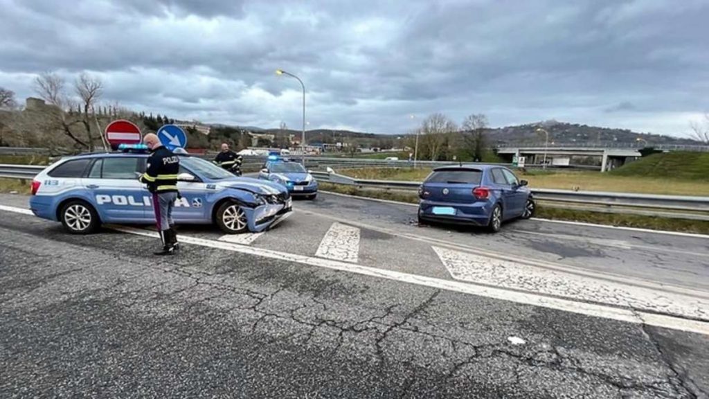 Inseguimento sull'A1: un arresto e una denuncia per furti nel senese