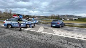 Inseguimento sull'A1: un arresto e una denuncia per furti nel senese