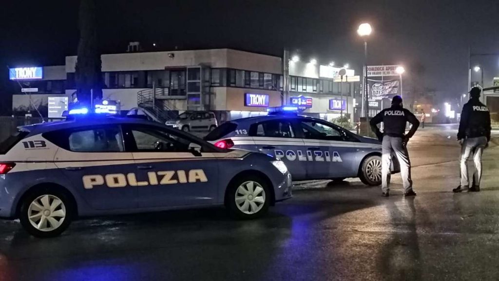 Giovane salvato dai poliziotti col massaggio cardiaco, Sap: "Agenti eroi"